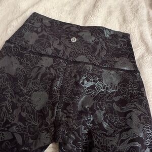 Lululemon leggings, metallic print design